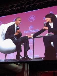 Photo de Sophie Brochu et Barack Obama sur grand écran