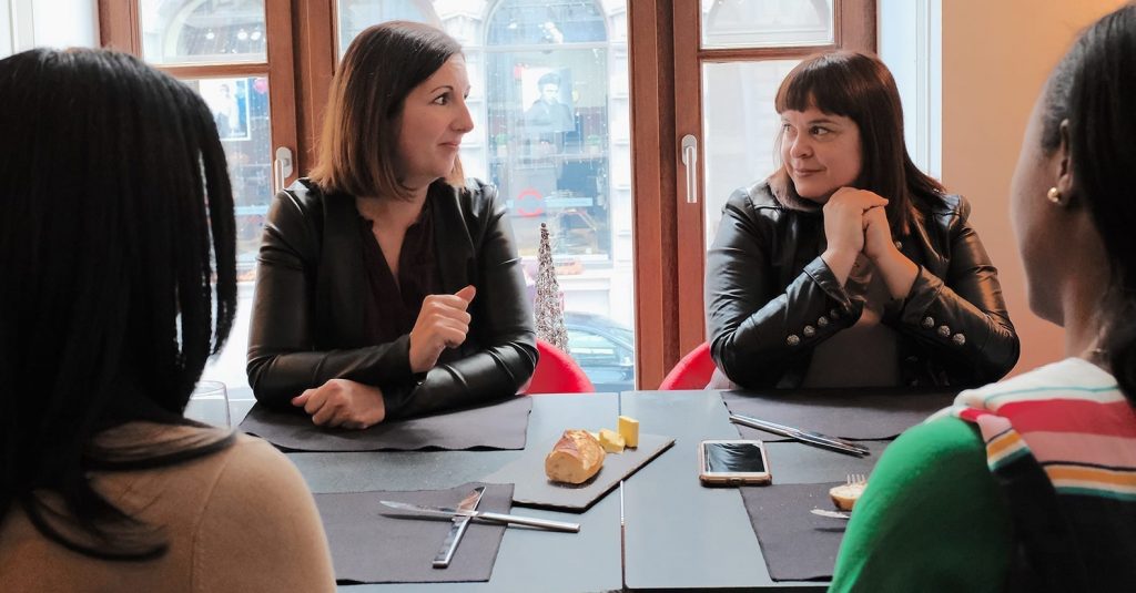 Photo de Julie Caron et Annie Boisclair discutant à une table