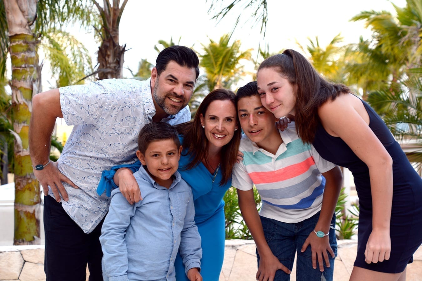 Patrick Gervais et Stéphanie Trudeau avec leurs trois enfants.