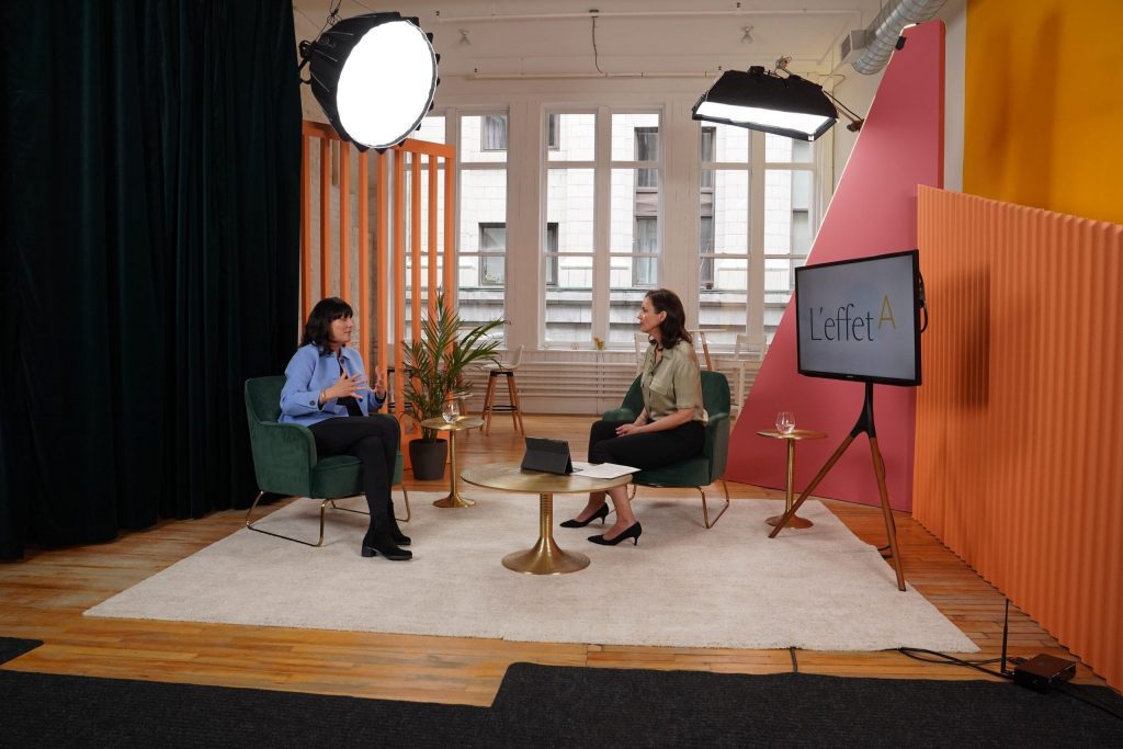 Deux femmes discutant du Défi 100 jours de L'effet A, sur le plateau d'un studio