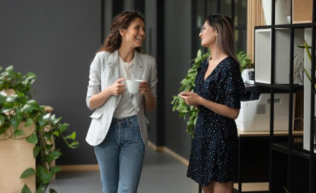 Deux femmes souriant au bureau