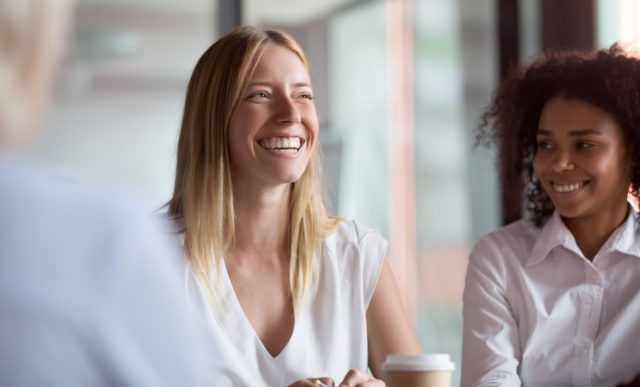 Photo de jeune femme d'affaire souriant