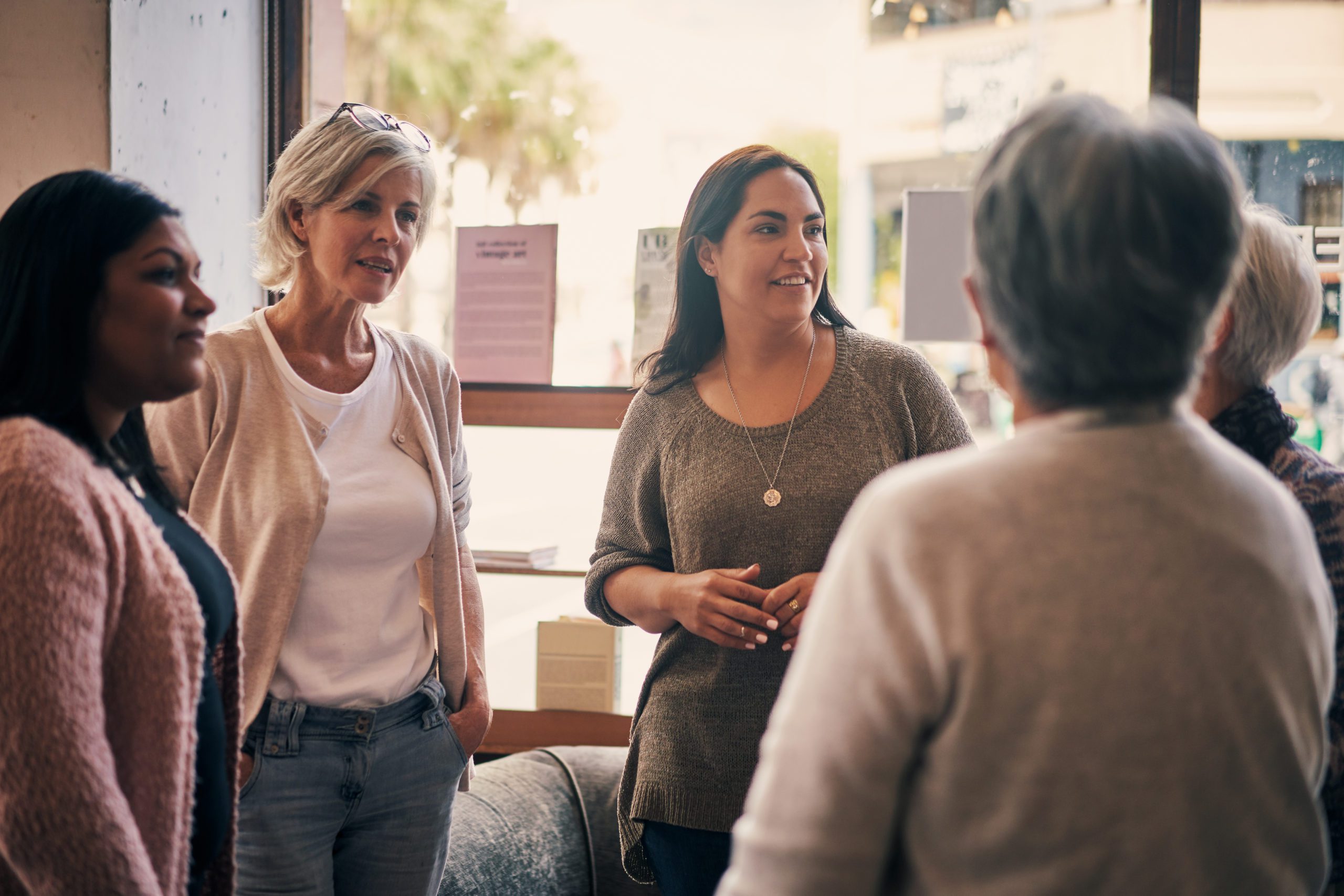 Groupes de femmes qui discutent entre elles, abonnez-vous à l'infolettre de L'effet A