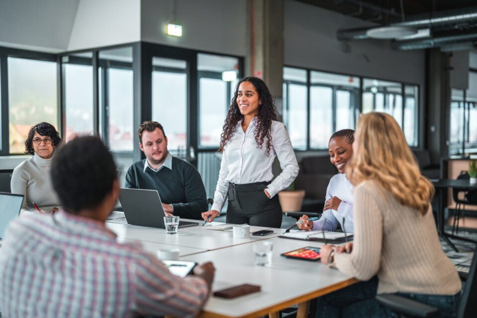 Une femme leader s'adressant à son équipe à l'occasion d'une réunion d'entreprise